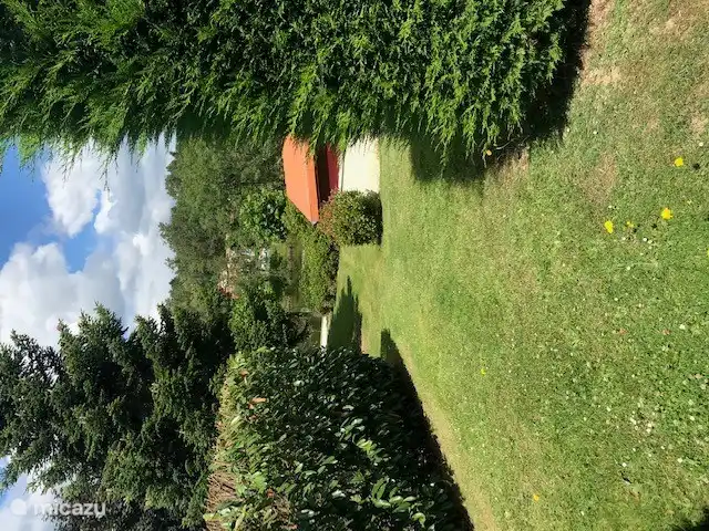 doorkijkje vanuit de tuin naar het zwemmeer.