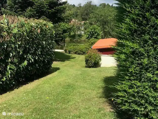 Location de Vacances France, Charente, Écuras, maison de vacances - Village le Chat Vue du jardin sur le lac de baignade.