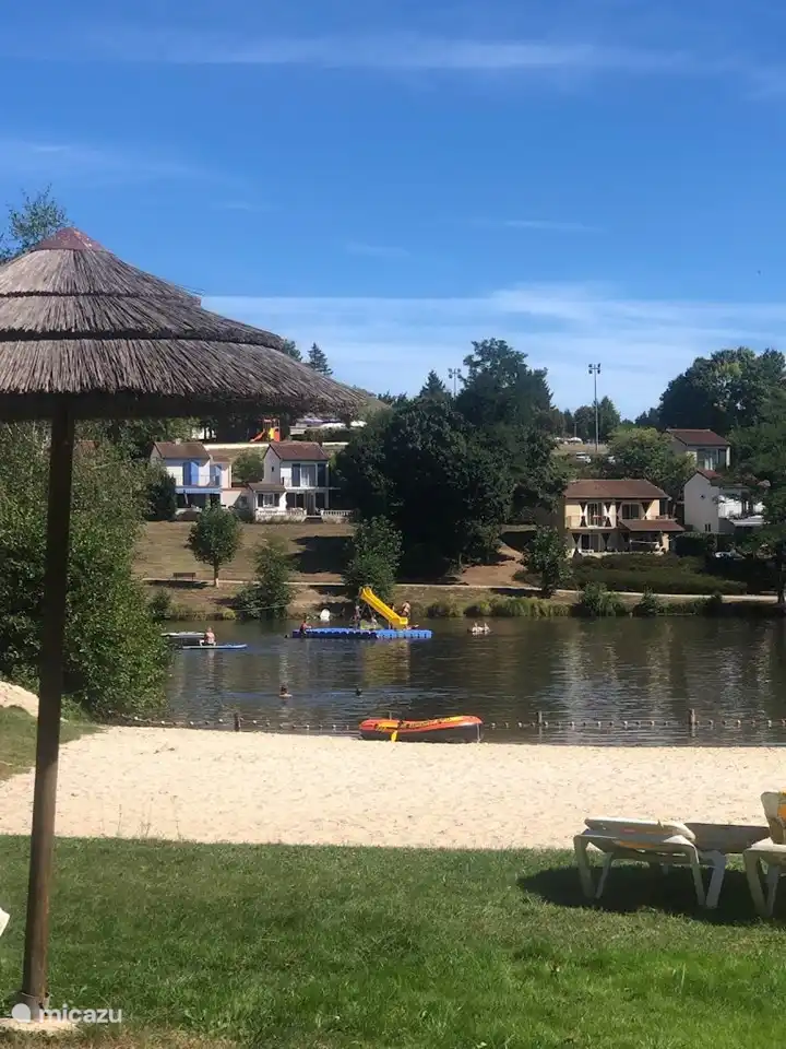 strandje bij het meer