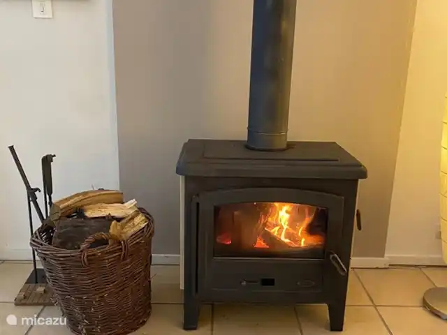 Location de Vacances France, Charente, Écuras, maison de vacances - Village le Chat Le poêle à bois est agréable dans les soirées fraîches