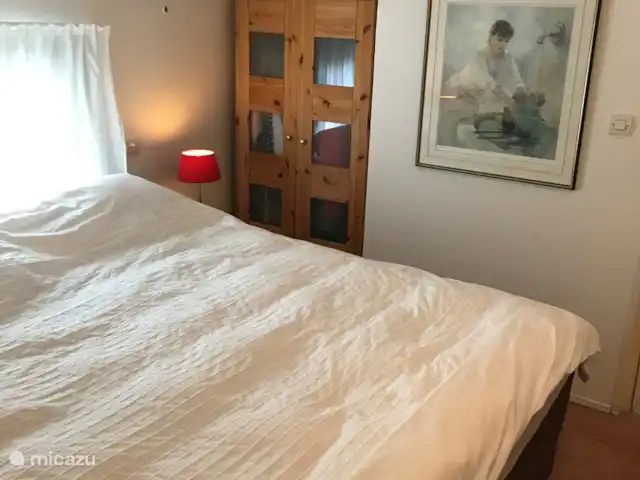 Location de Vacances France, Charente, Écuras, maison de vacances - Village le Chat Grande chambre avec sommier tapissier d’hôtel confortable 160 x 200 et grand espace de rangement