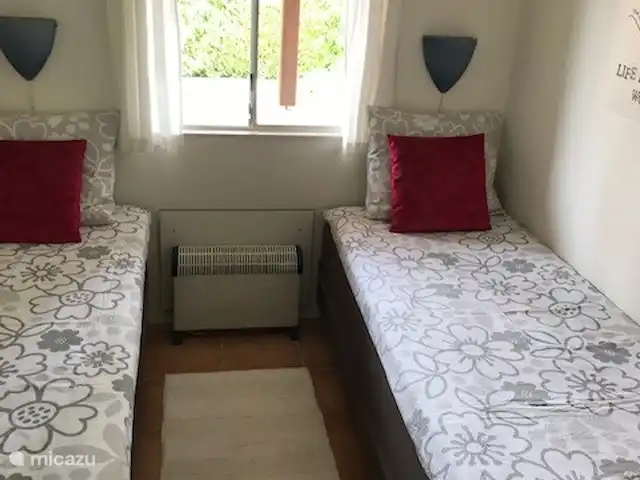 Location de Vacances France, Charente, Écuras, maison de vacances - Village le Chat chambre d'enfant avec 2 x sommier tapissier, 80 x 200 cm