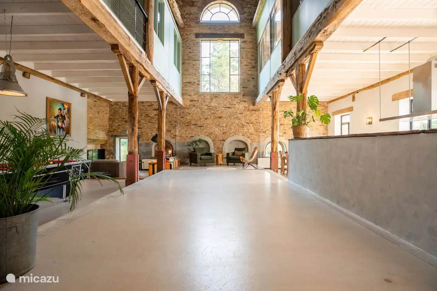 Geräumiges und helles Wohnzimmer