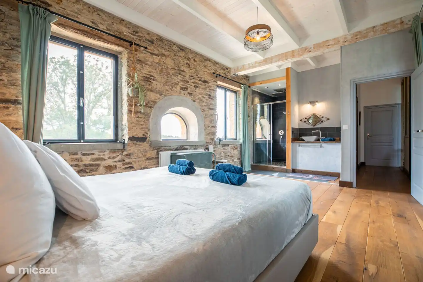 Hauptschlafzimmer mit XL-Regendusche und Waschbecken