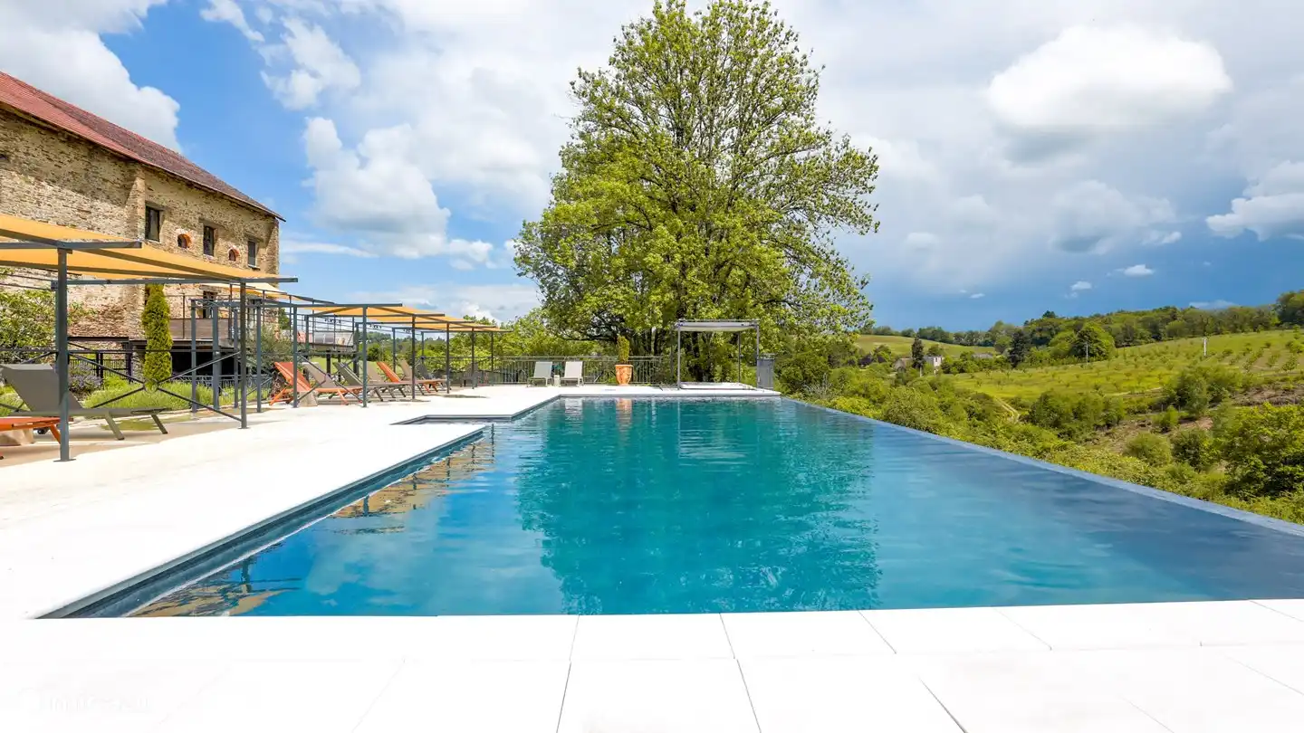 Infinity-Pool 15 x 6 Meter mit Whirlpool