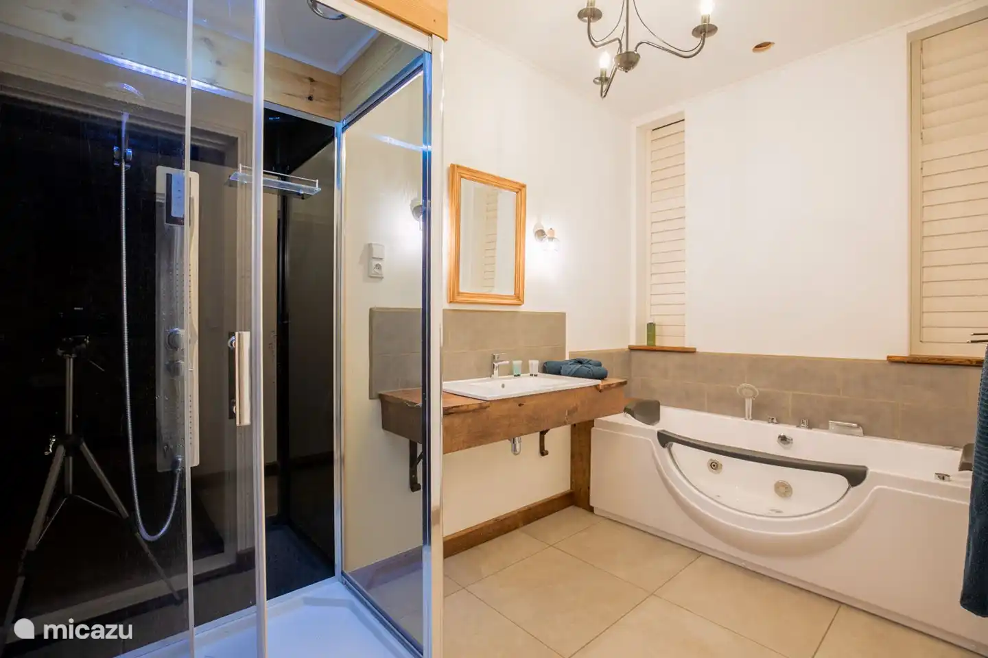 Badezimmer mit Whirlpool und Regendusche