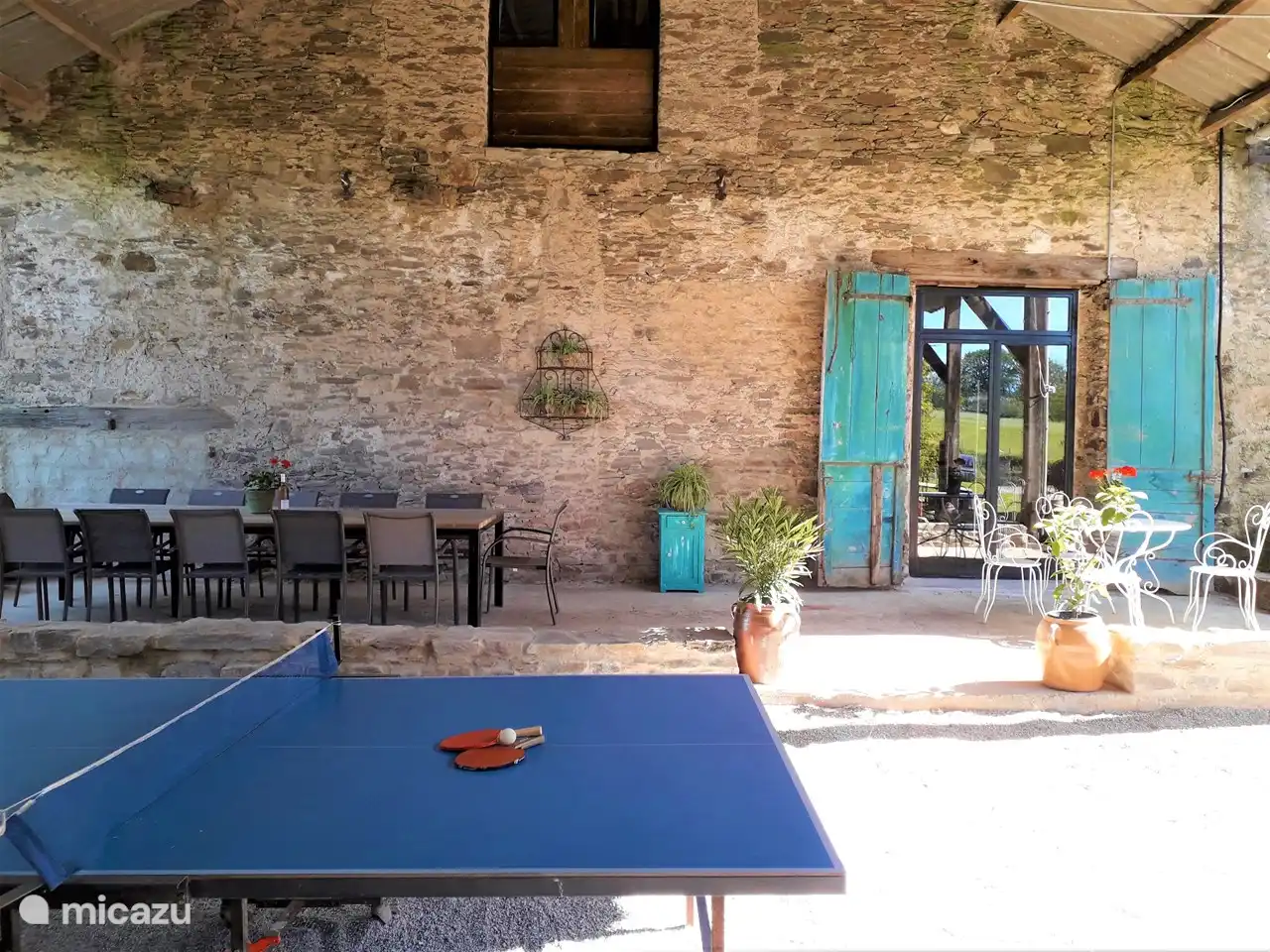 Baldachin mit Spielen und Tischtennis