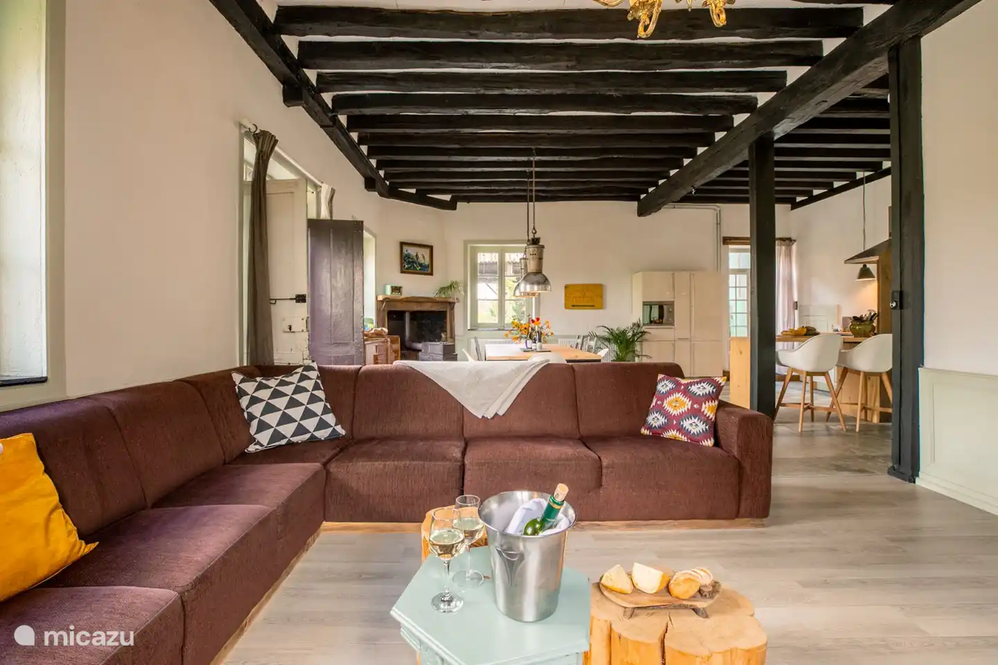 Wohnzimmer mit großem Ecksofa und NLe-TV