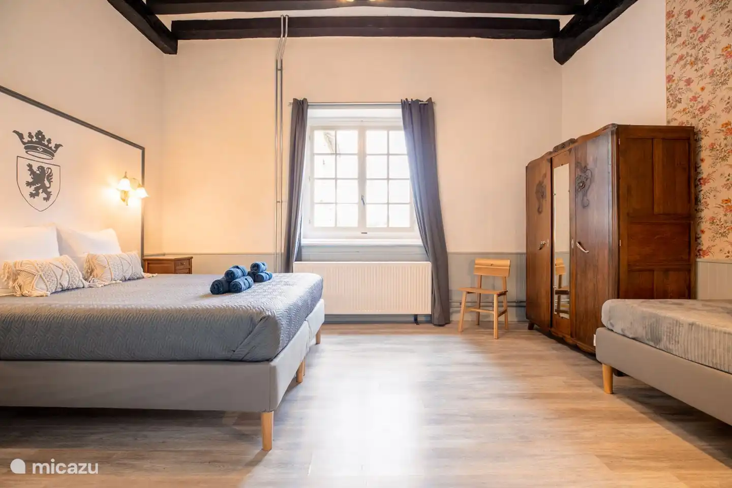 Schlafzimmer 3 Personen im Erdgeschoss mit Blick auf das Dorf