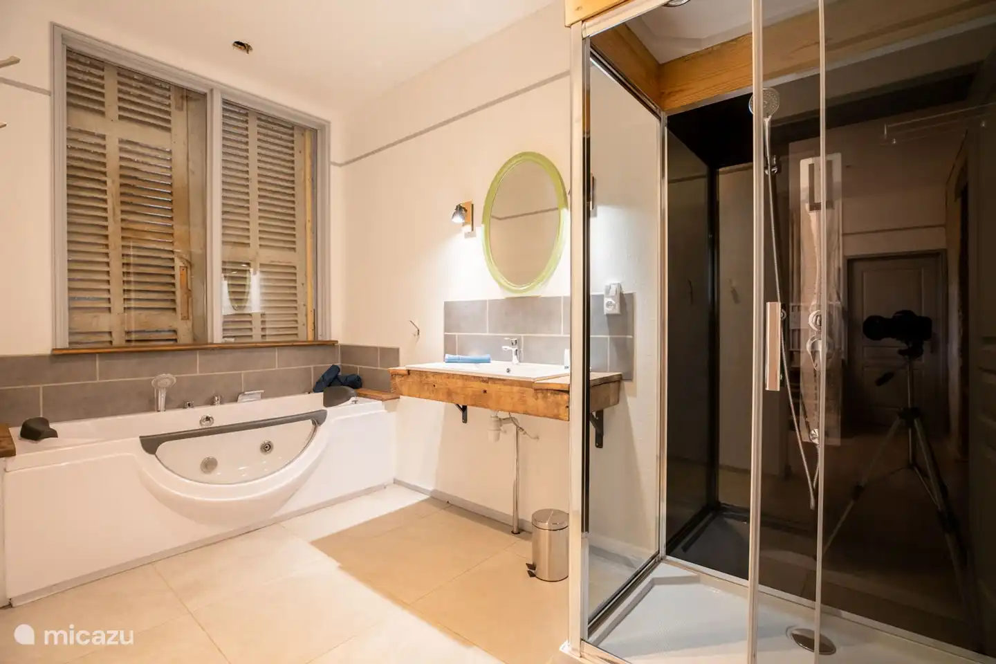 Badezimmer mit Whirlpool-Badewanne