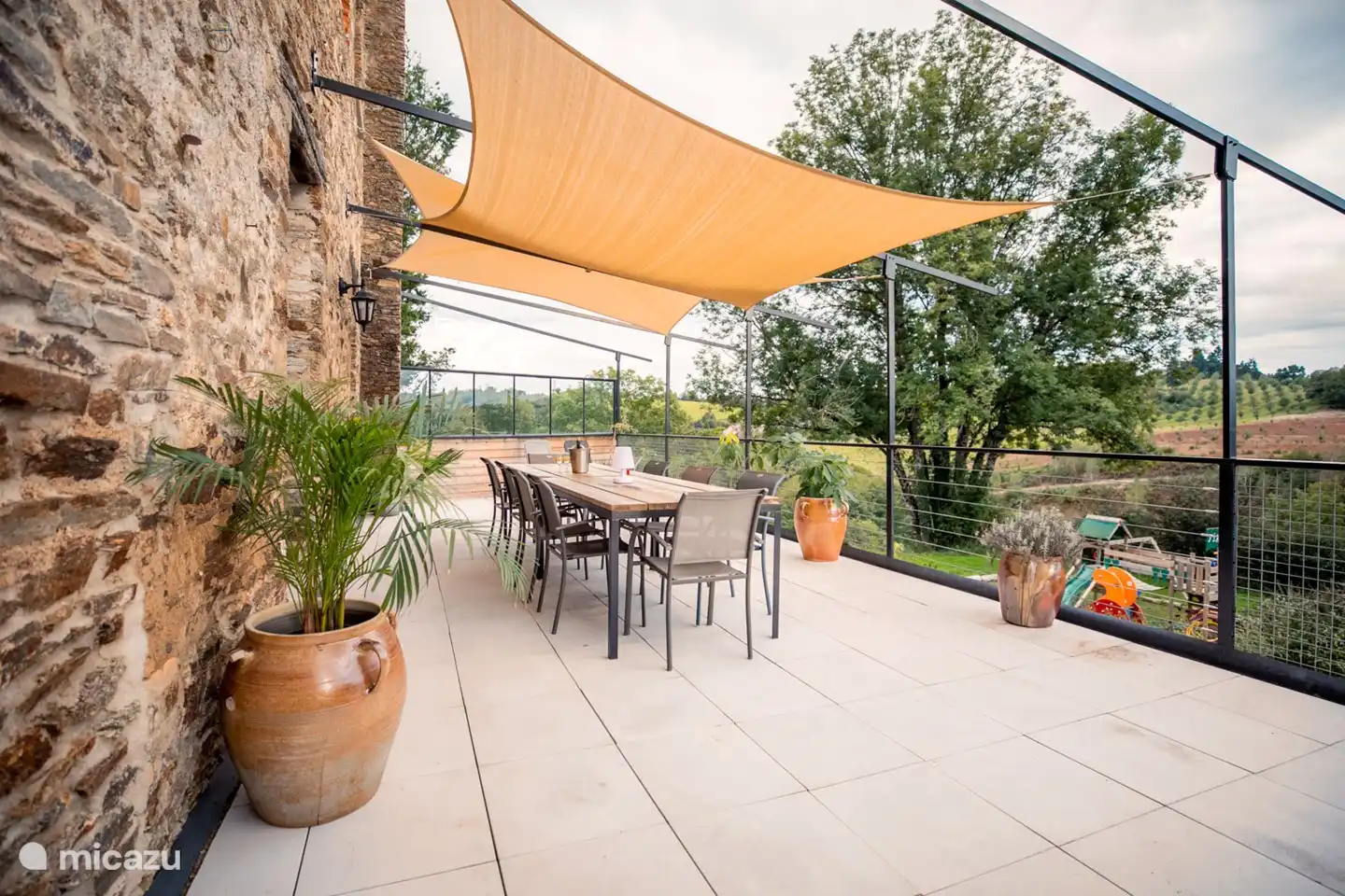 Großer Balkon mit Weber-Grill mit Blick auf den Pool und den Spielplatz