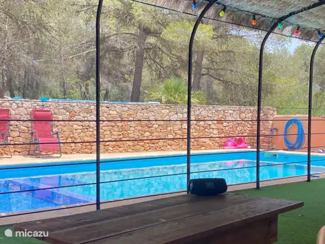 La casita | Espagne, Costa Dorada, Tarragone - pension / maison d’hôtes / chambre privée Au niveau de la piscine, il y a un espace couvert pour se détendre. Il s’agit d’un espace partagé, tous les clients, y compris les résidents, peuvent l’utiliser