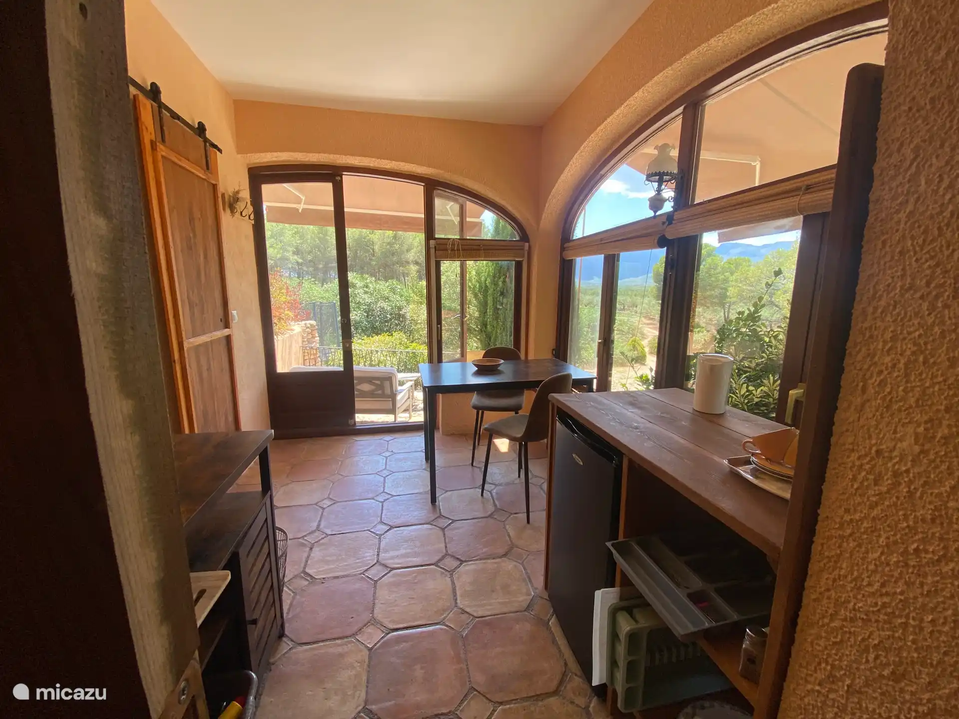 Vanaf de slaapkamer naar de voorkamer loop je zo van binnen naar buiten en vice versa. 