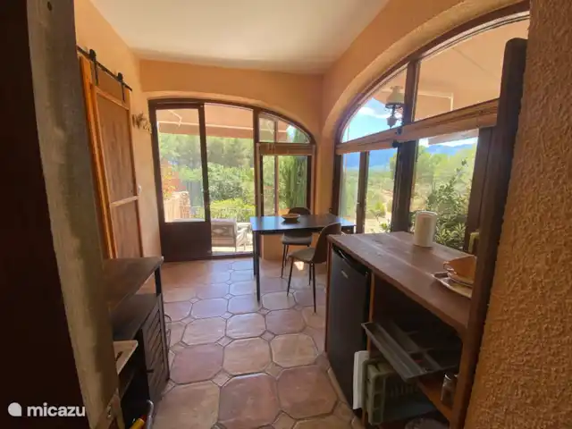 La casita | Espagne, Costa Dorada, Tarragone - pension / maison d’hôtes / chambre privée De la chambre à coucher à la pièce de devant, vous pouvez marcher de l’intérieur vers l’extérieur et vice versa.