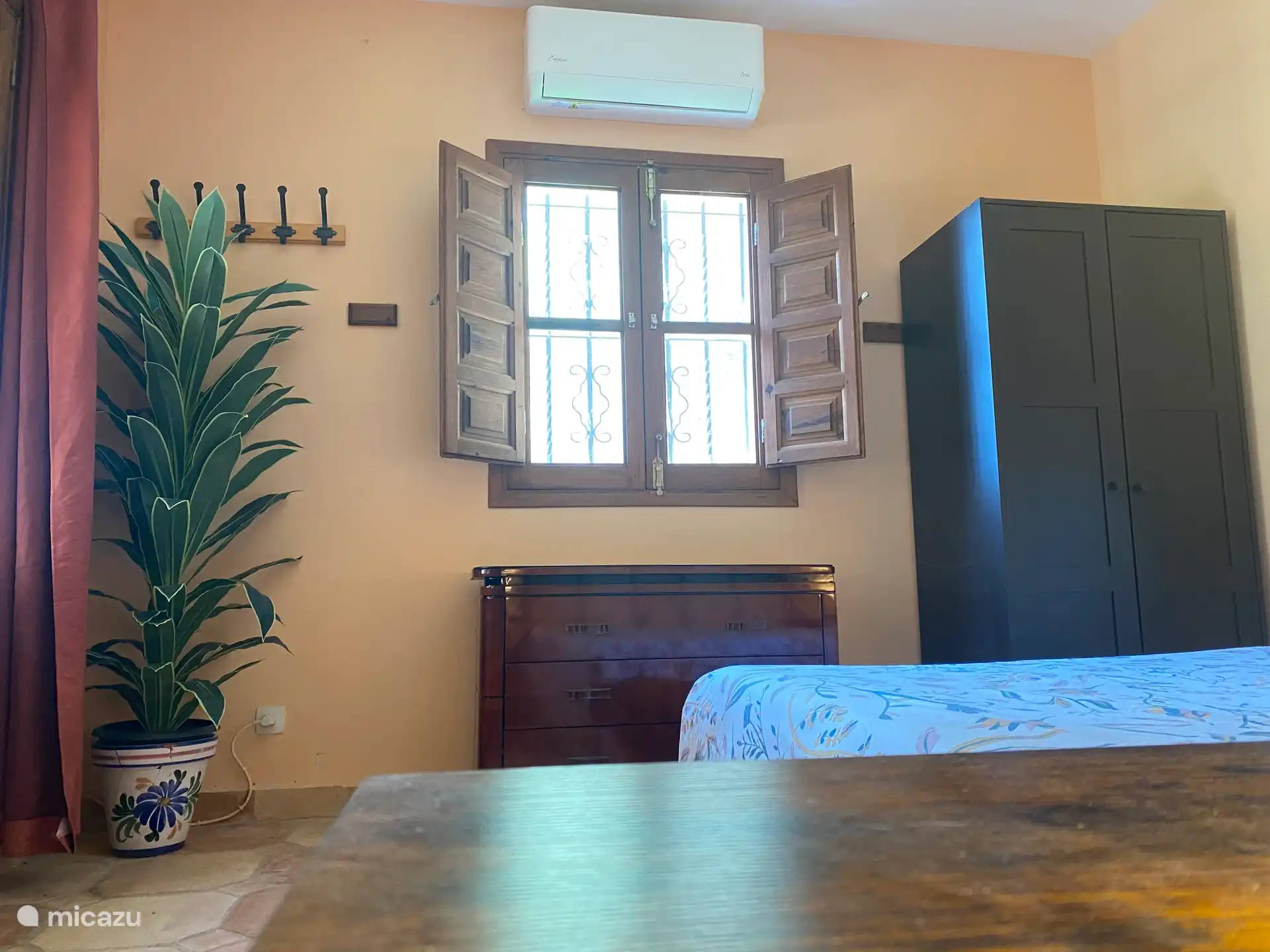 Uitzicht vanaf het nachtkastje :-) De split airco kan zowel koude als warme lucht geven