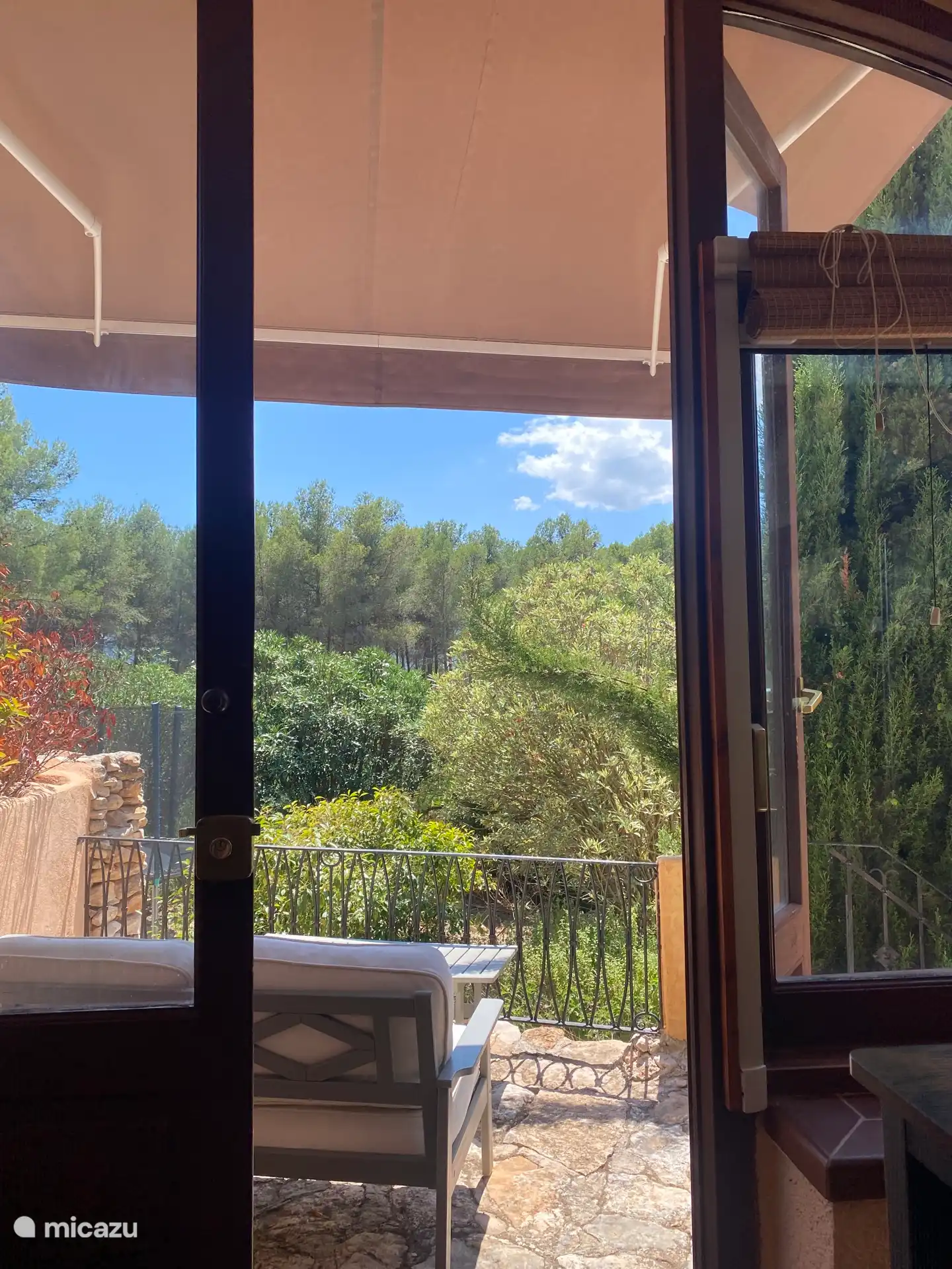 Het heerlijke bosrijke uitzicht vanaf de ingang.