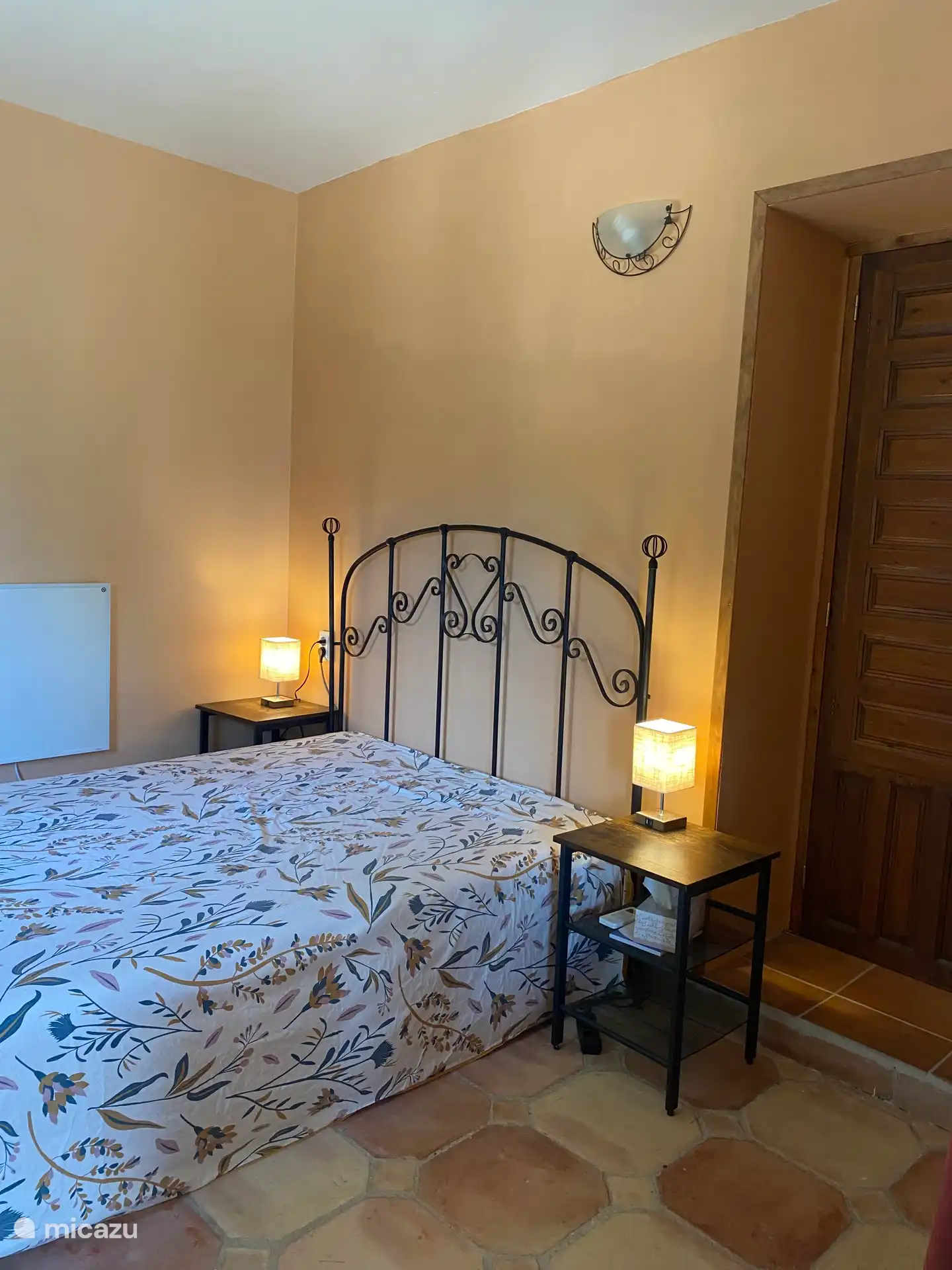 Het 2 persoonsbed (140x200) met lampjes die aangaan als je ze aanraakt. Inclusief 2 USB aansluitingen.