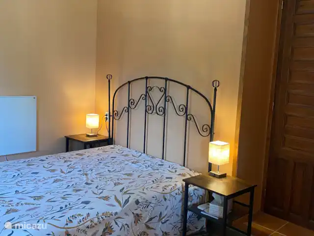 La casita | Espagne, Costa Dorada, Tarragone - pension / maison d’hôtes / chambre privée Le lit double (140x200) avec des lumières qui s’allument lorsque vous les touchez. Comprend 2 connexions USB.