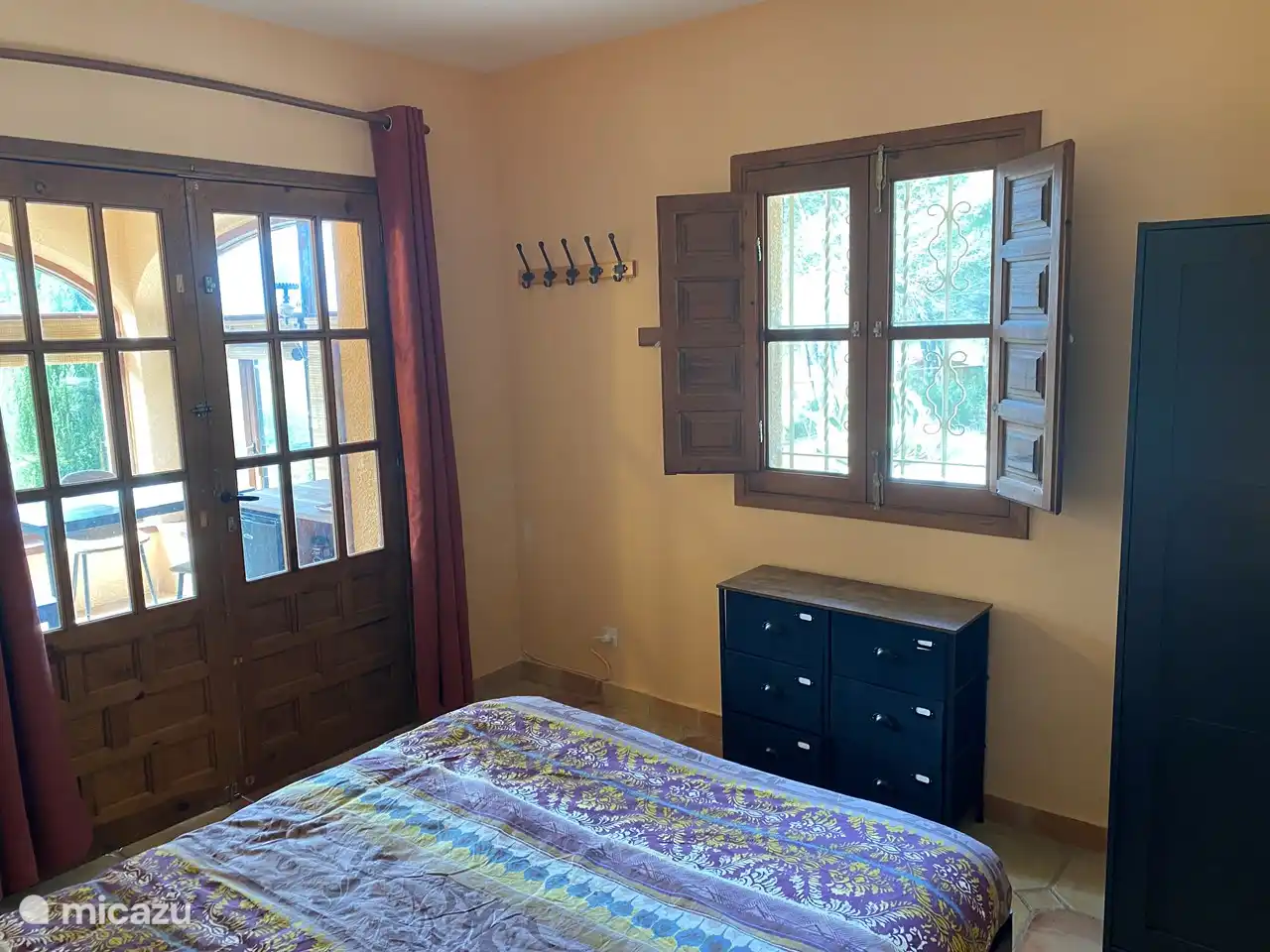 Het slaap gedeelte met een twee persoons bed een kleding kast en een dressoir. 2 Lampjes met 2 USB aansluitingen per lampje. 