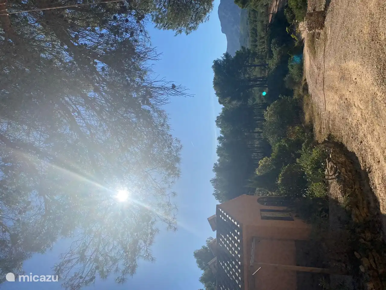 Dit is het uitzicht vanaf de Placa de Hablablabla :-). Een tafel met banken en een tv en een koelkast. Wij kijken hier meestal de F1 racen.