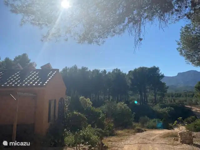 La casita | Espagne, Costa Dorada, Tarragone - pension / maison d’hôtes / chambre privée Voici la vue depuis la Plaça de Hablablabla :-). Une table avec des bancs et une télévision et un réfrigérateur. Nous avons l’habitude de regarder les courses de F1 ici.
