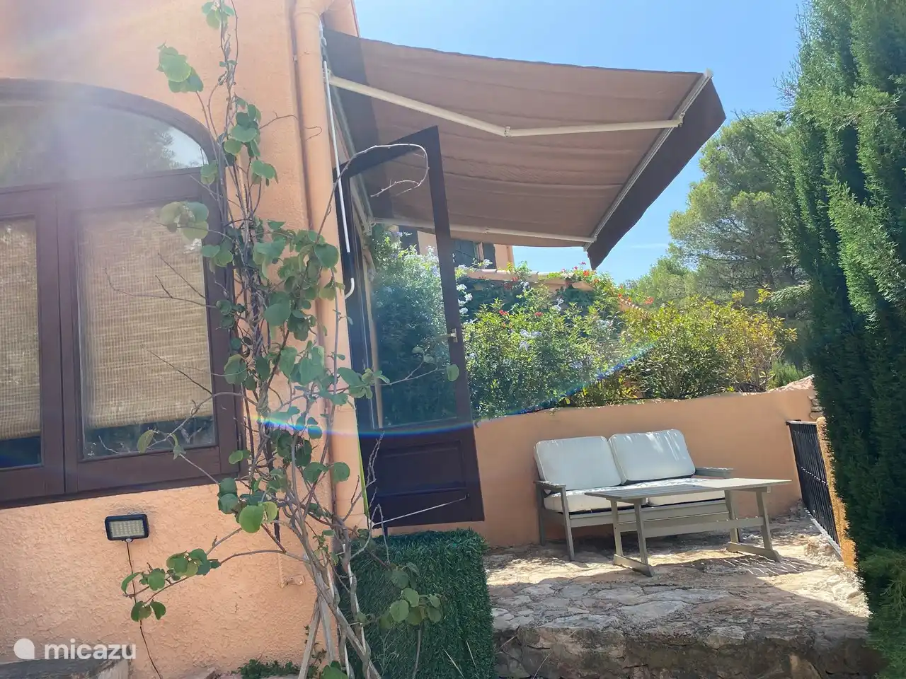 Het terras gezien vanaf de opgang naar de kamer