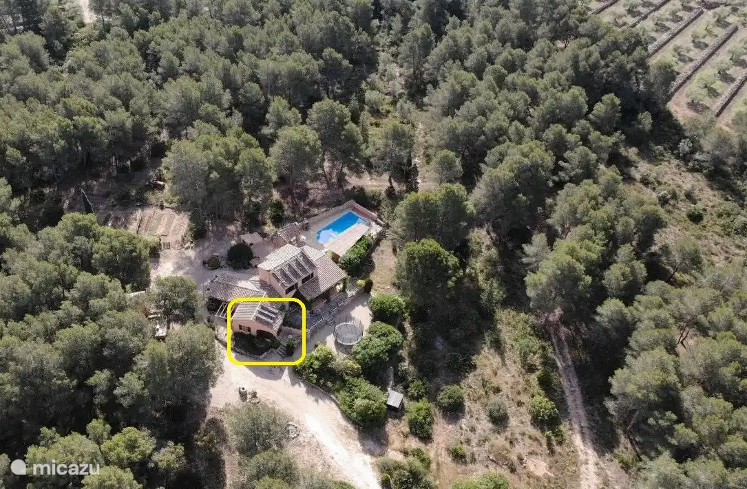 Ons huis vanaf de lucht met links de kamer en suite en rechts het zwembad. 