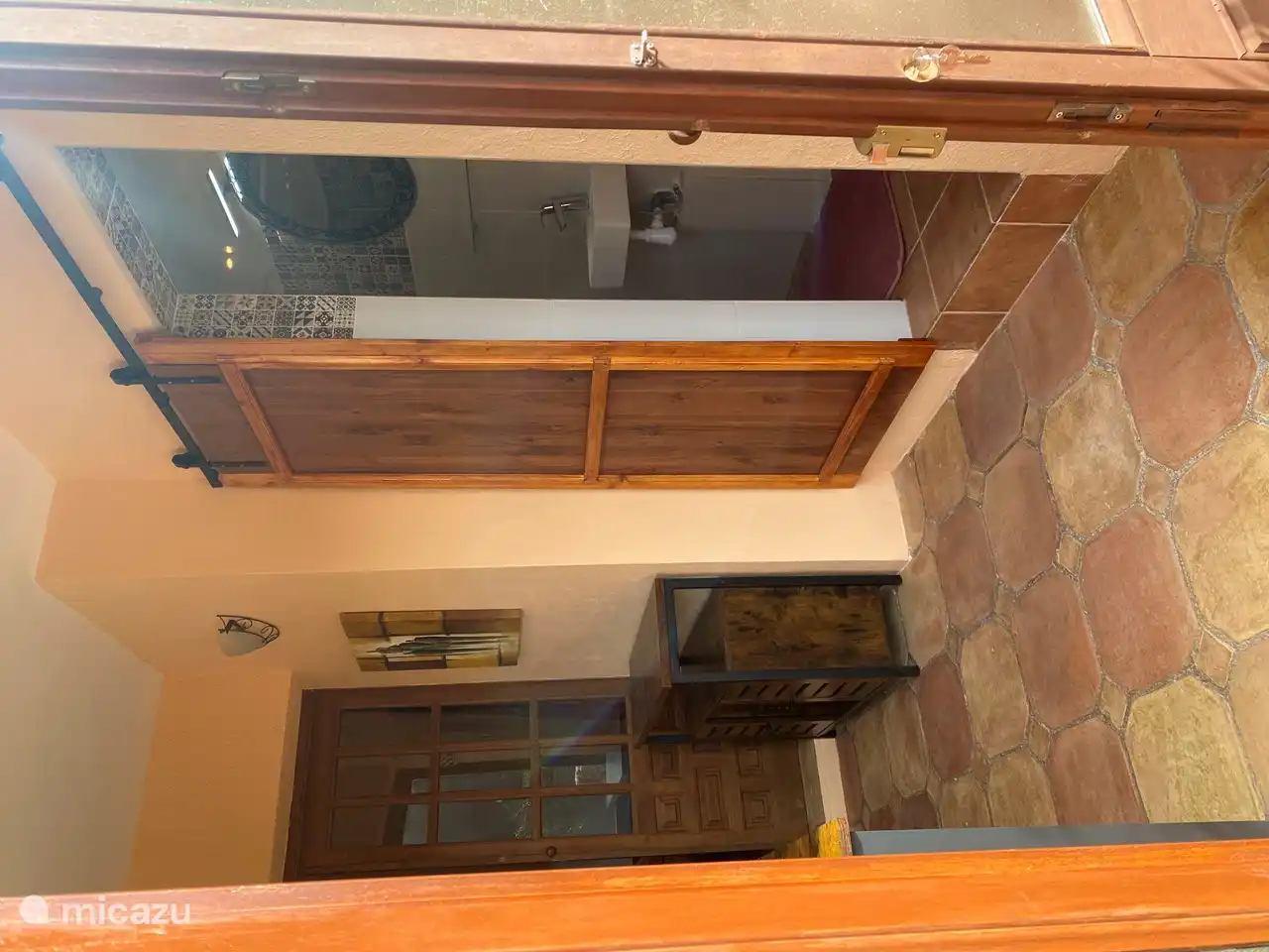 Vanuit de entree is rechts de badkamer met douche, wastafel en toilet. Recht door is het slaapgedeelte