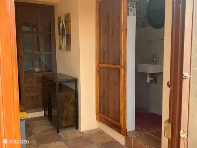 La casita | Espagne, Costa Dorada, Tarragone - pension / maison d’hôtes / chambre privée De l'entrée à droite se trouve la salle de bain avec douche, lavabo et toilettes. Tout droit se trouve la zone de couchage