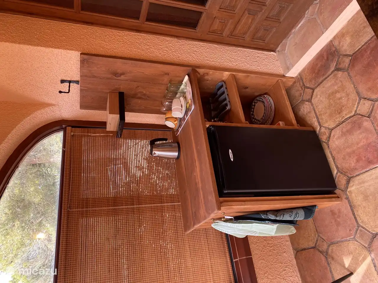 De 'pantry' met koelkast en servies en bestek etc. Waterkoker en thee en koffie.