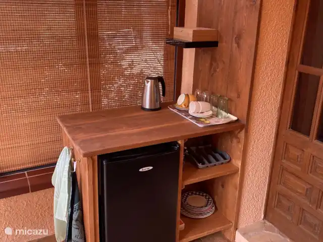 La casita | Espagne, Costa Dorada, Tarragone - pension / maison d’hôtes / chambre privée Le 'garde-manger' avec réfrigérateur et vaisselle et couverts, etc. Bouilloire et thé et café.