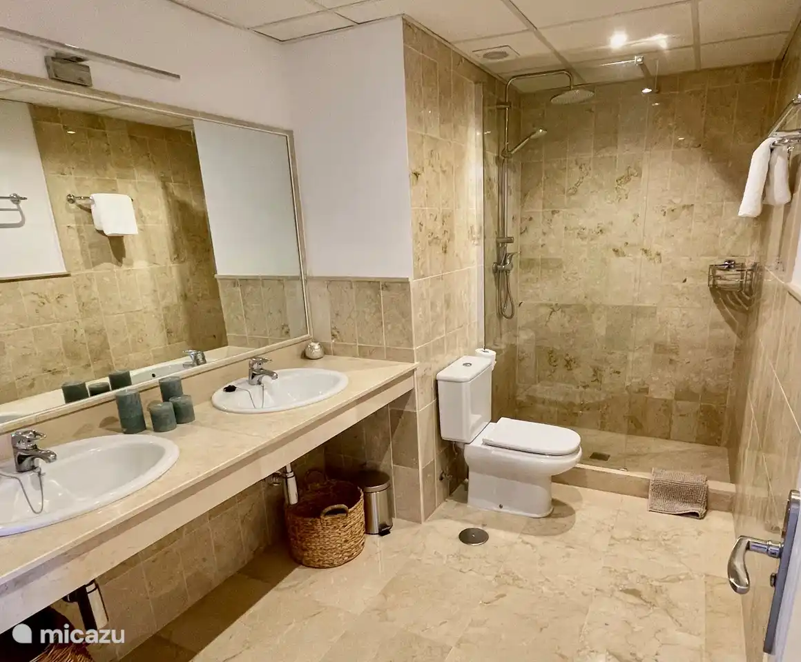 Salle de bain familiale avec douche à l'italienne