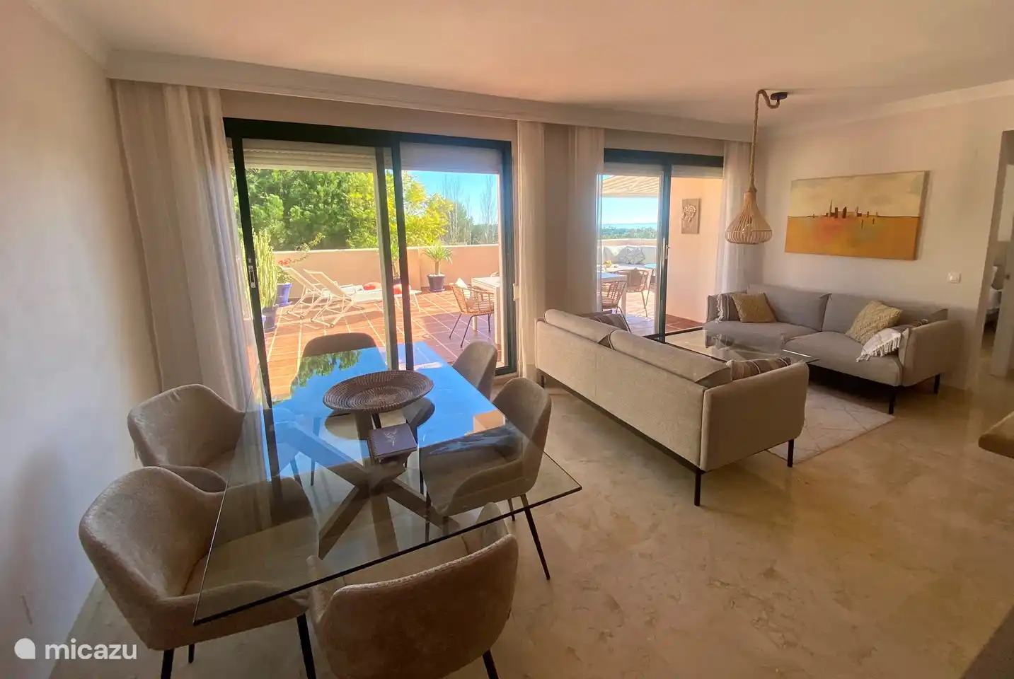 Salon avec portes vers la belle terrasse