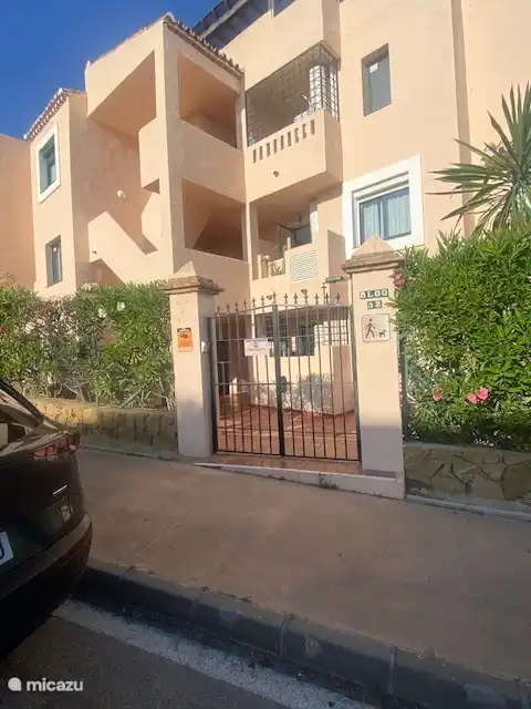 Le portail avec code d'accès depuis la rue.