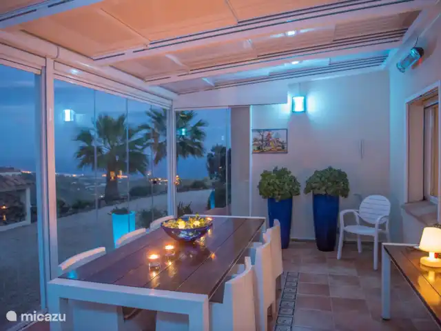 Villa El Pajarero | Espagne, Andalousie, Arenas - appartement Salle de petit-déjeuner le soir