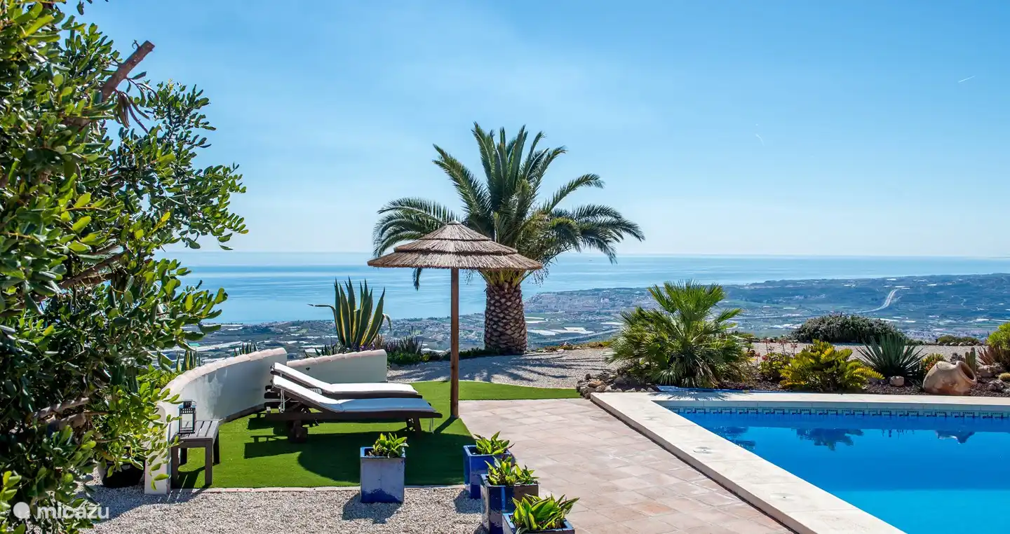 Terrasse und Sonnenliegen