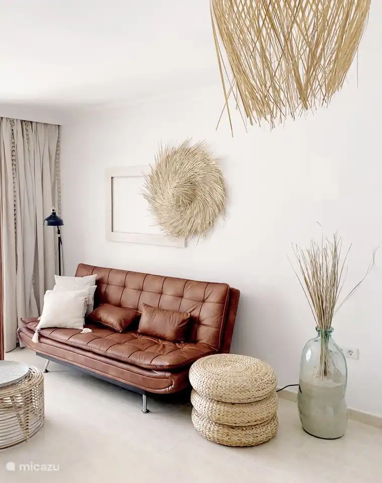 couch which can be transformed into a bed for the 5th/6th guest, in addition there is a folding bed that can be placed freely as desired