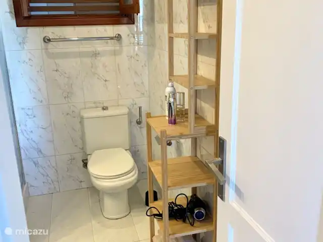 Location de Vacances Espagne, Lanzarote, Puerto del Carmen, appartement - Perla de Playa Grande espace de rangement pour les effets personnels dans la salle de bain