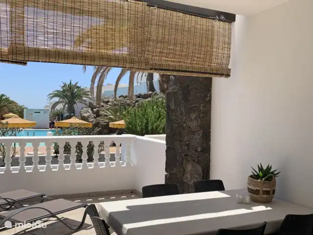 Location de Vacances Espagne, Lanzarote, Puerto del Carmen, appartement - Perla de Playa Grande Table à manger sur terrasse en partie couverte