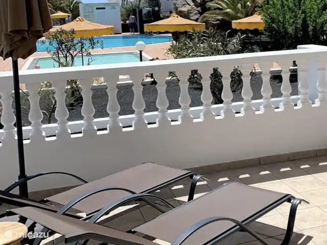 Location de Vacances Espagne, Lanzarote, Puerto del Carmen, appartement - Perla de Playa Grande transats en terrasse