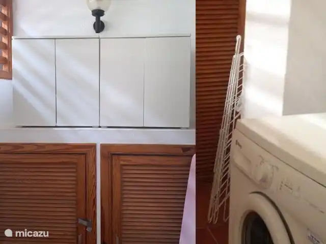 Location de Vacances Espagne, Lanzarote, Puerto del Carmen, appartement - Perla de Playa Grande Buanderie avec machine à laver et espace de rangement pour valises ec