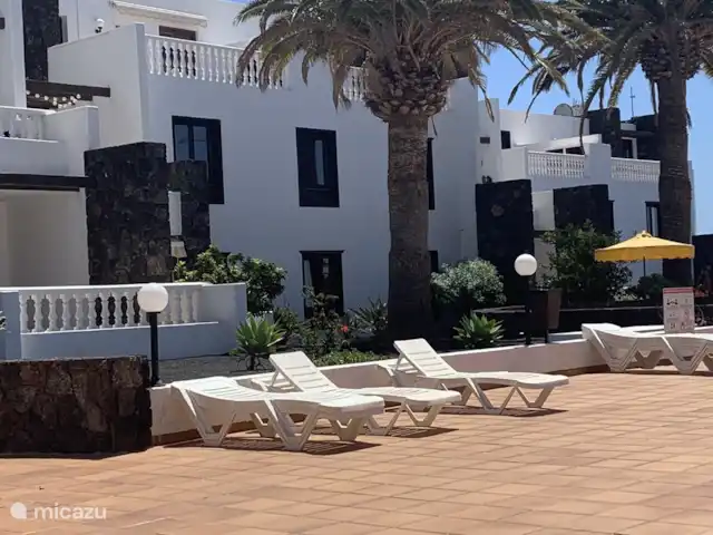 Location de Vacances Espagne, Lanzarote, Puerto del Carmen, appartement - Perla de Playa Grande transats disponibles, complexe calme, transats toujours gratuits à la piscine