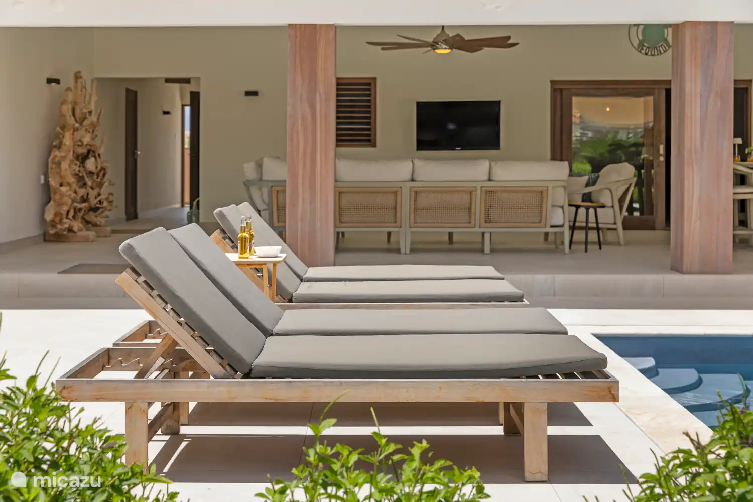 Kas Sinku - Sunrentals Bonaire sunbeds by pool and porch