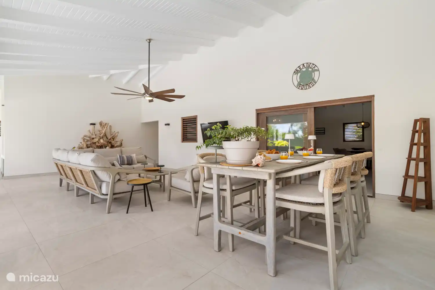 Kas Sinku - Sunrentals Bonaire covered porch overview