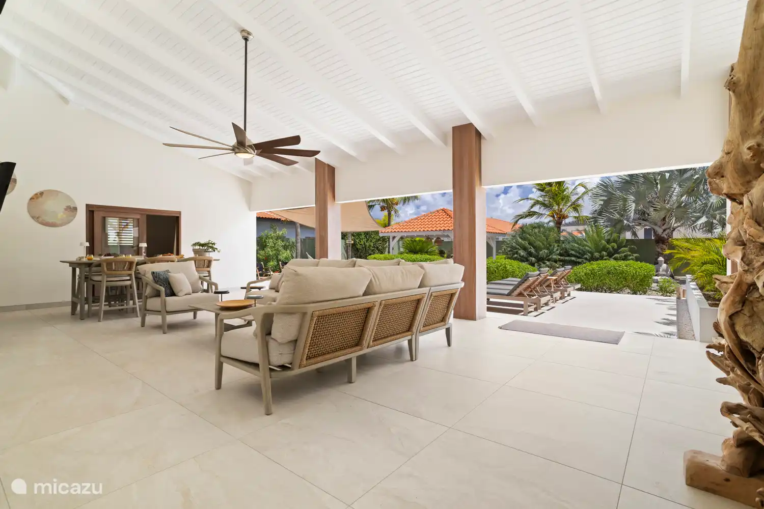 Kas Sinku - Sunrentals Bonaire covered porch with lounge set and dining table