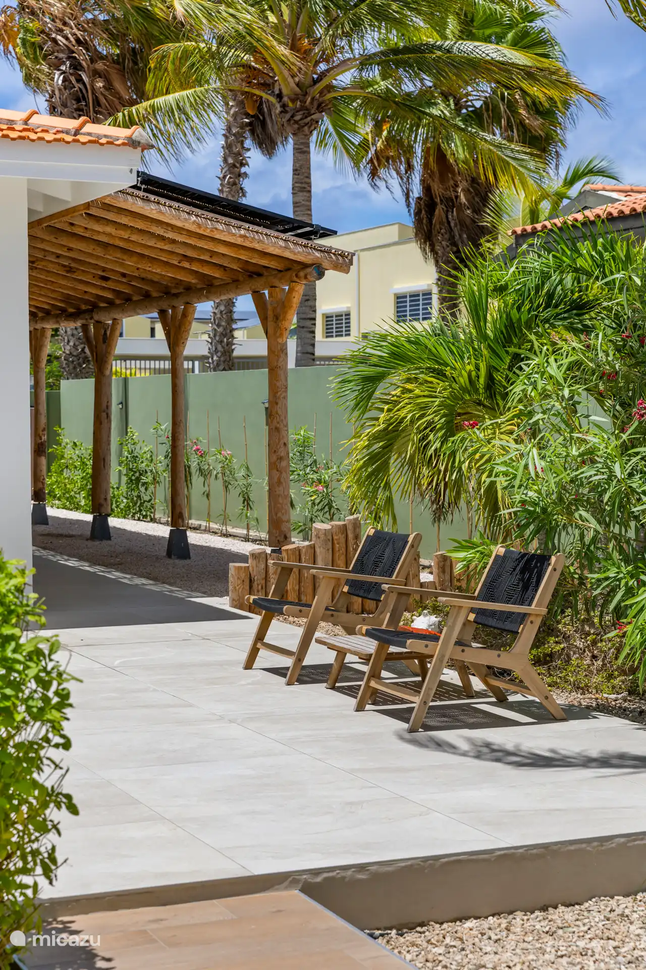 Kas Sinku - Sunrentals Bonaire chairs in mature garden
