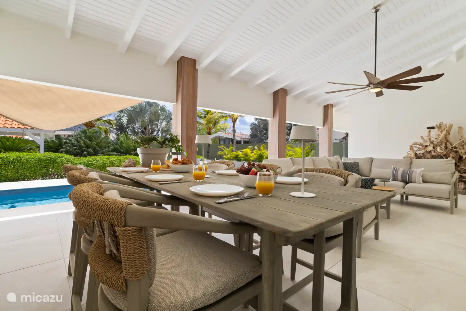 Kas Sinku - Sunrentals Bonaire dining table outside under spacious porch
