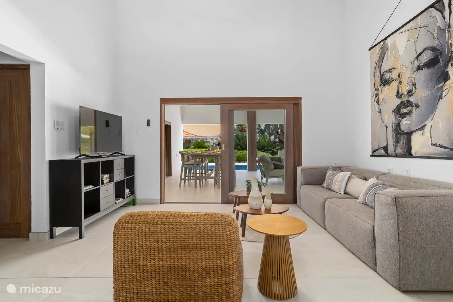 Kas Sinku - Sunrentals Bonaire living room with sofa and TV