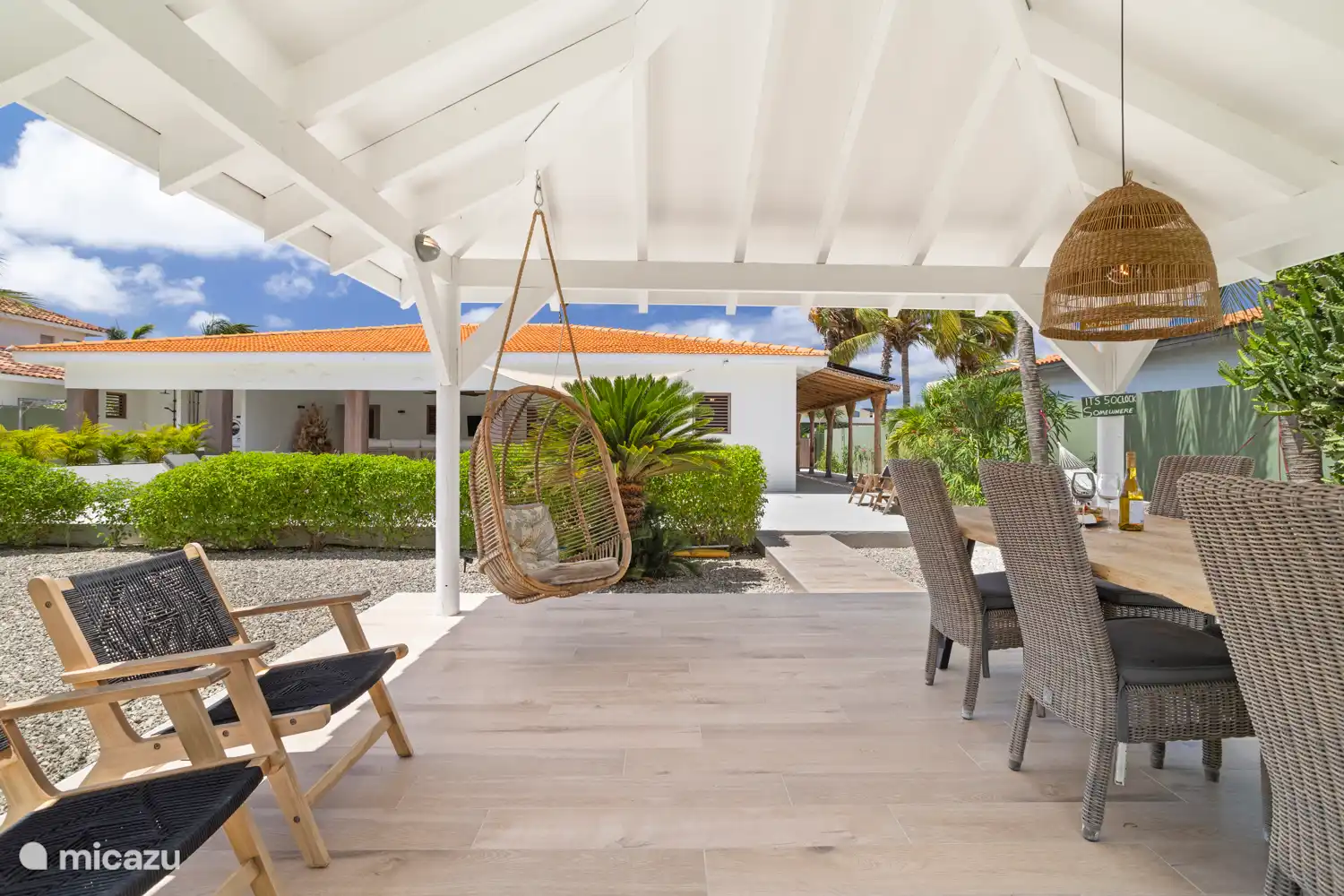 Kas Sinku - Sunrentals Bonaire seat in garden covered