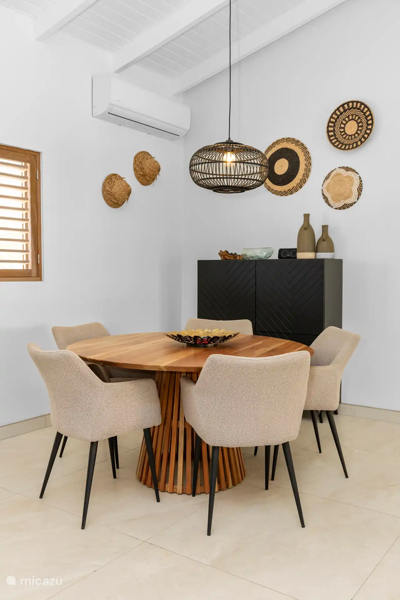 Kas Sinku - Sunrentals Bonaire dining table
